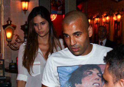  Jogador Emerson Sheik é clicado com modelo uruguaia